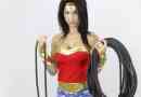 Wie man ein Wonder Woman Kostüm zu Hause herstellt