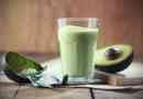 Wie man Avocado-Smoothie macht