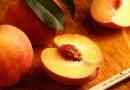 Wie man aus frischen Pfirsichen Pfirsichsaft macht