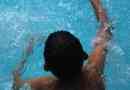 Wie man einem Kind das Schwimmen beibringt