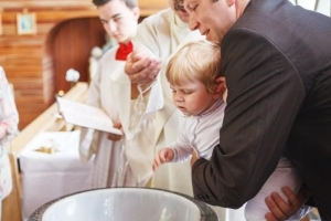 Wie kleide ich mich für eine Taufe oder Taufe?