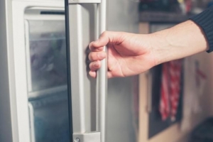 Wie lange muss man warten, um einen Kühlschrank anzuschließen?