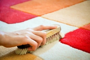 So reinigen Sie einen Teppich ohne Dampfreiniger