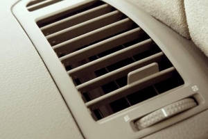 So reinigen Sie die Klimaanlage Ihres Autos