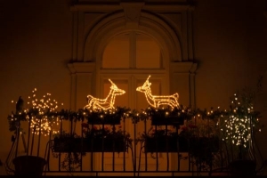 So dekorieren Sie einen Balkon zu Weihnachten