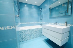 So dekorieren Sie ein blaues Badezimmer