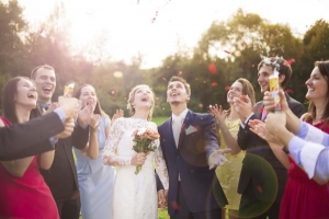 Wie man sich für eine standesamtliche Hochzeit kleidet - Ideen für Gäste