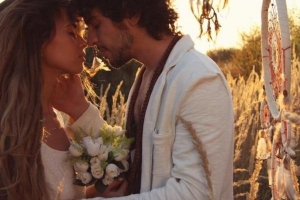 Wie man sich für eine Hippie-Hochzeit kleidet - Ideen für Braut und Bräutigam