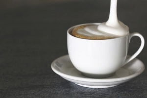 Wie man Milch ohne Espressomaschine aufschäumt