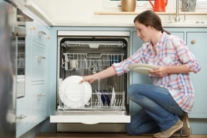 Wie man schlechten Geruch in der Spülmaschine loswird