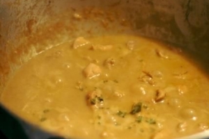 Wie man von Grund auf eine einfache Currysauce macht