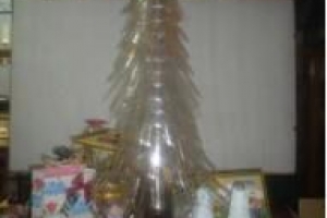 Wie man einen Weihnachtsbaum mit Plastikflaschen macht