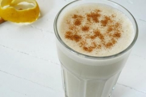 Wie man ein Zimt-Milch-Getränk macht