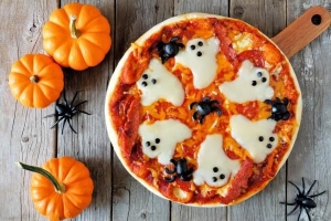 Wie man eine Halloween-Geisterpizza macht