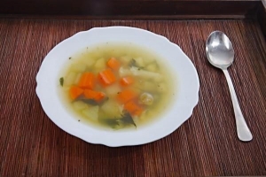 Wie man eine leichte Gemüsesuppe macht