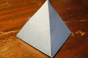 Wie man eine Pyramide aus Pappe macht