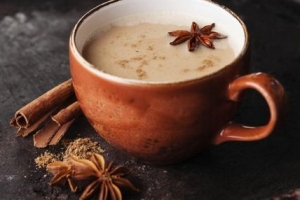 Wie man einen indischen Masala Chai Tee von Grund auf zubereitet