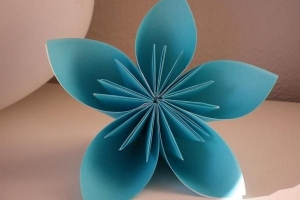 Wie man eine Origami-5-Blütenblume herstellt