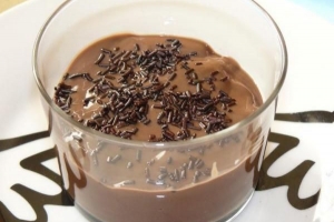 Wie man Schokoladenpudding von Grund auf her macht