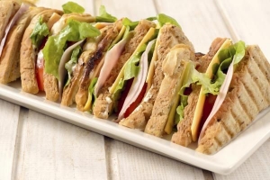 Wie man leckere Sandwiches zum Mittagessen macht