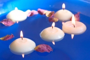 Wie man zu Hause schwimmende Kerzen herstellt