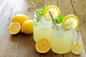 Wie man gesunde hausgemachte Limonade macht
