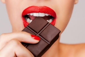 Wie man hausgemachte rohe dunkle Schokoladenriegel macht