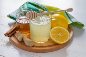 Wie man Honig und Zitrone gegen Halsschmerzen macht