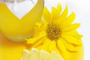Wie man Zitronensirup für Limonade herstellt