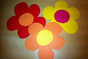 Schritt für Schritt einfache Blumen aus Papier herstellen