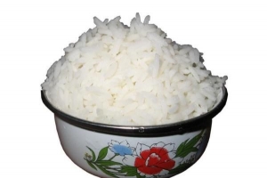Weißen Reis in der Mikrowelle zubereiten