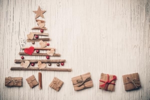 Wie man aus Abfallmaterial seine eigenen Weihnachtsdekorationen macht