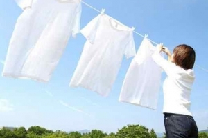 Wie man Kleidung auf natürliche Weise ohne Bleichmittel aufhellt