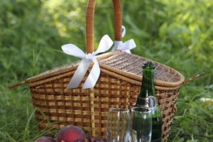 Wie man einen romantischen Picknickkorb packt