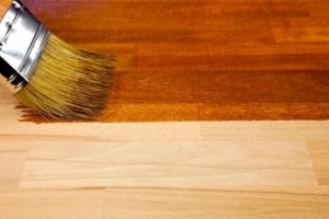 So streichen Sie einen Holzboden ohne Schleifen