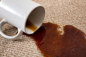 Kaffeeflecken vom Teppich entfernen