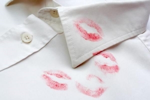 So entfernen Sie Lippenstiftflecken von Kleidung