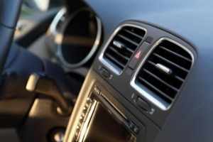 So entfernen Sie muffigen Geruch aus Ihrem Auto