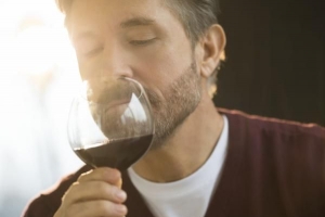 Wie man das Alter des Weines erkennt