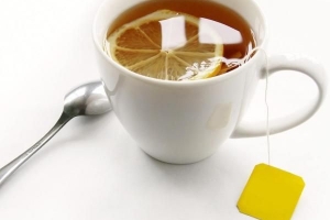 Ist es in Ordnung, Vitamine mit Tee einzunehmen?