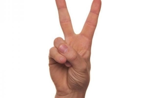 Was bedeutet das Zeigen von zwei Fingern?